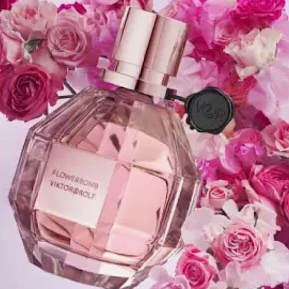 VIKTOR & ROLF FLOWERBOMB - A Burst of Floral Luxury - Picture 2 of 16